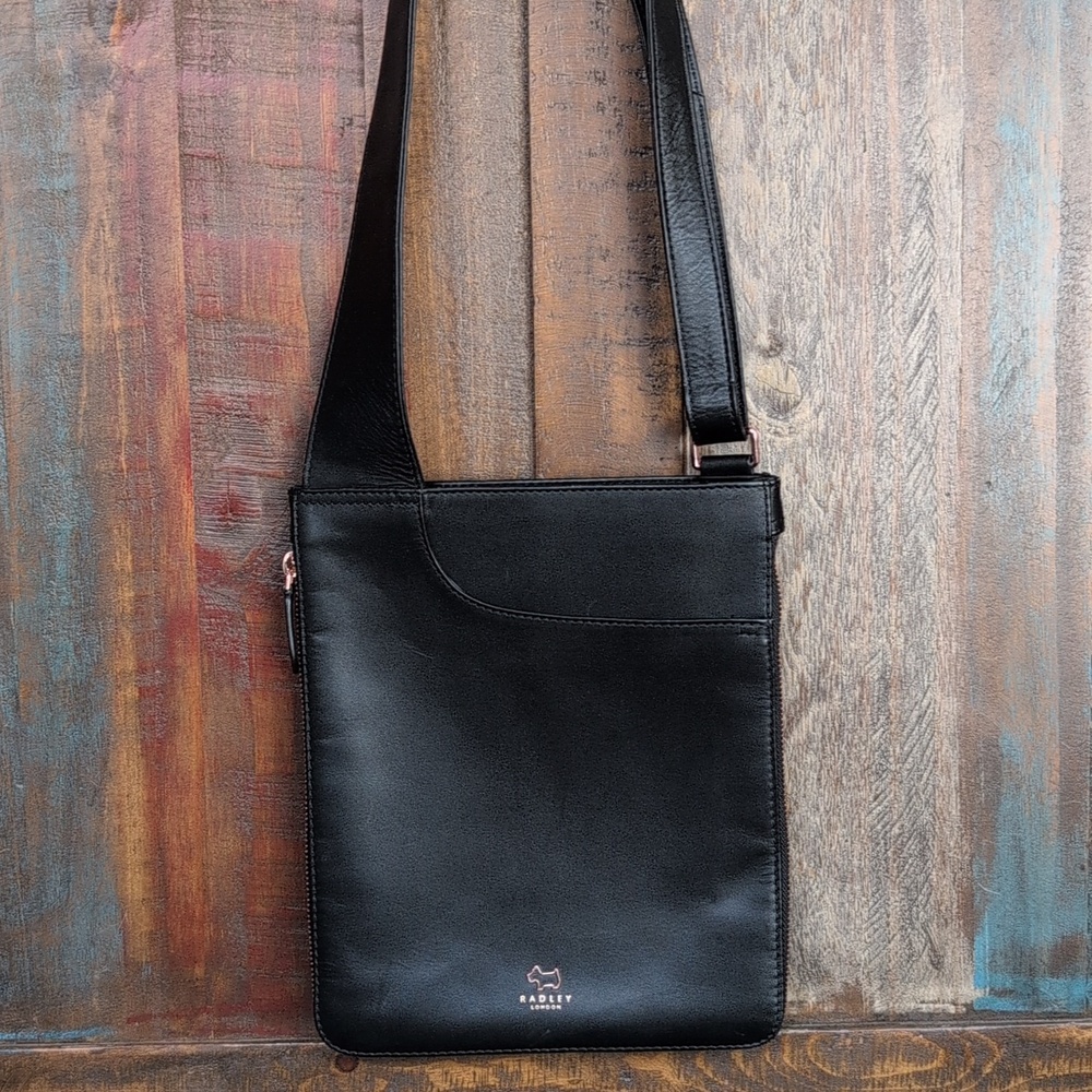 RADLEY London Pockets Medium Zip Around Black Leather Crossbod Purse